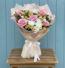 Букет цветов из:  Гвоздики, Орхидеи и Розы в Путилково