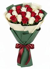 Букет Микс из красных и белых роз в Путилково