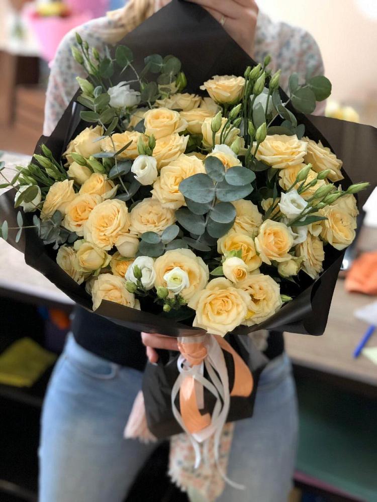 Букет цветов из: Розы и Лизиантусы в Путилково