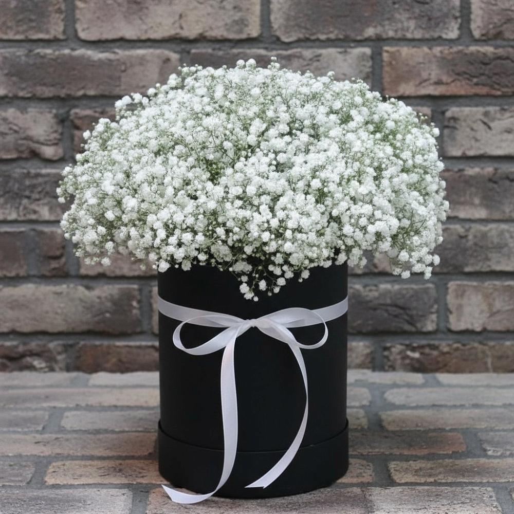 Цветочная композиция из Гипсофила в шляпной коробке в Путилково