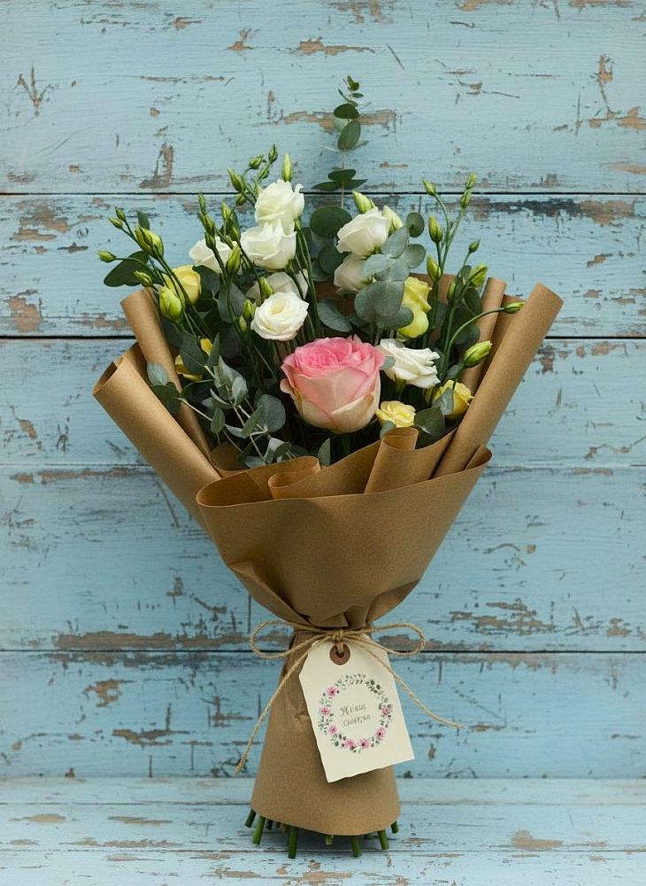 Букет цветов из: Розы и Лизиантусы в Путилково