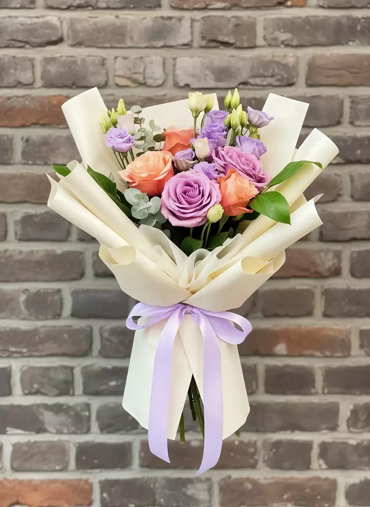 Букет цветов из: Лизиантусы и Розы в Путилково