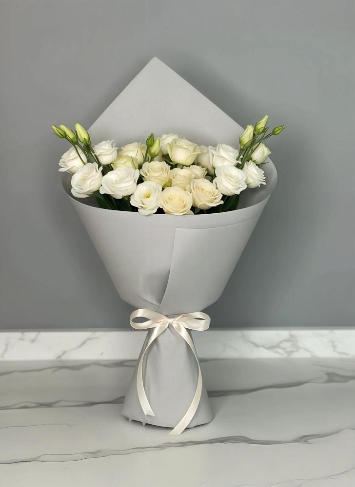 Букет цветов из: Розы и Лизиантусы в Путилково