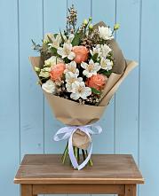 Букет цветов из:  Альстромерии, Лизиантусы, Розы и Хризантемы в Путилково