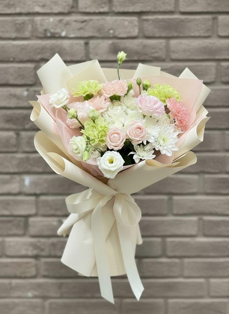 Букет цветов из: Гвоздики, Розы, Лизиантусы и Хризантемы в Путилково