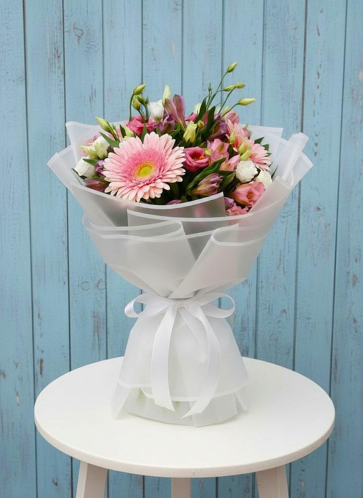 Букет цветов из: Герберы, Альстромерии и Лизиантусы в Путилково