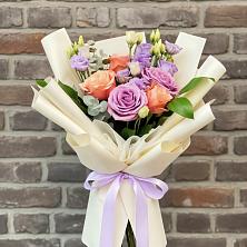 Букет цветов из:  Лизиантусы и Розы в Путилково