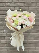 Букет цветов из:  Гвоздики, Розы, Лизиантусы и Хризантемы в Путилково