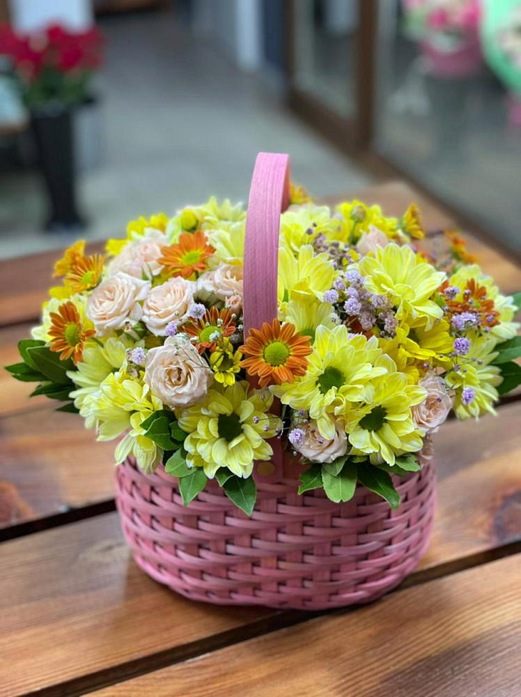 Цветочная композиция из Хризантемы и Розы в корзине в Путилково