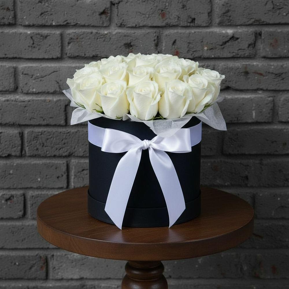 Цветочная композиция из Розы в шляпной коробке в Путилково