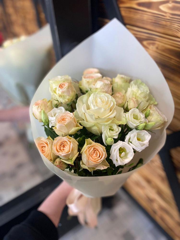 Букет цветов из: Розы и Лизиантусы в Путилково